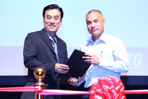 9 IFSA Feng Shui Accreditation Award to Master Dave Hum by Grand Master Vincent Koh